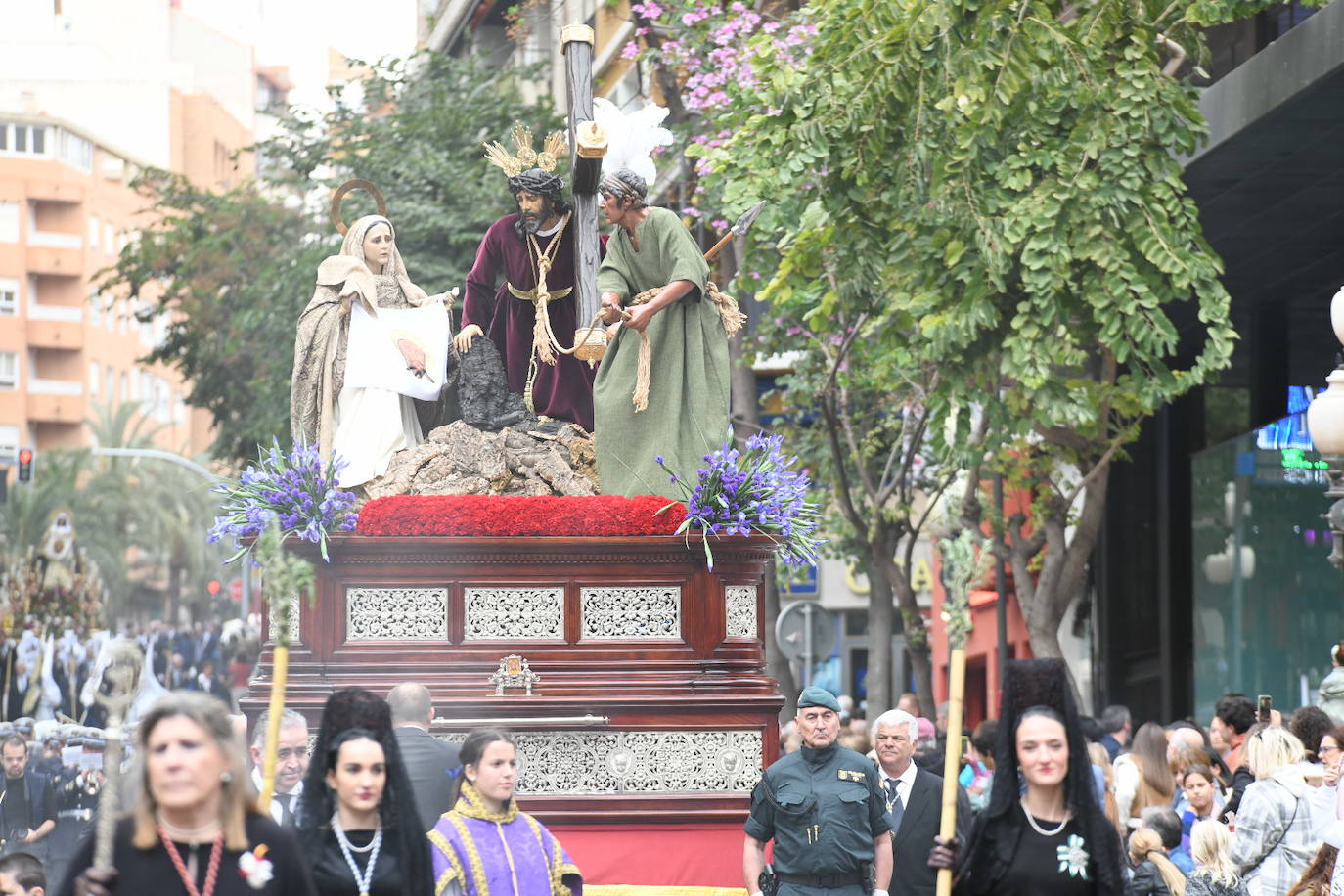 Palmas, ramas de olivo y los primeros pasos abren la carrera oficial de la Semana Santa alicantina