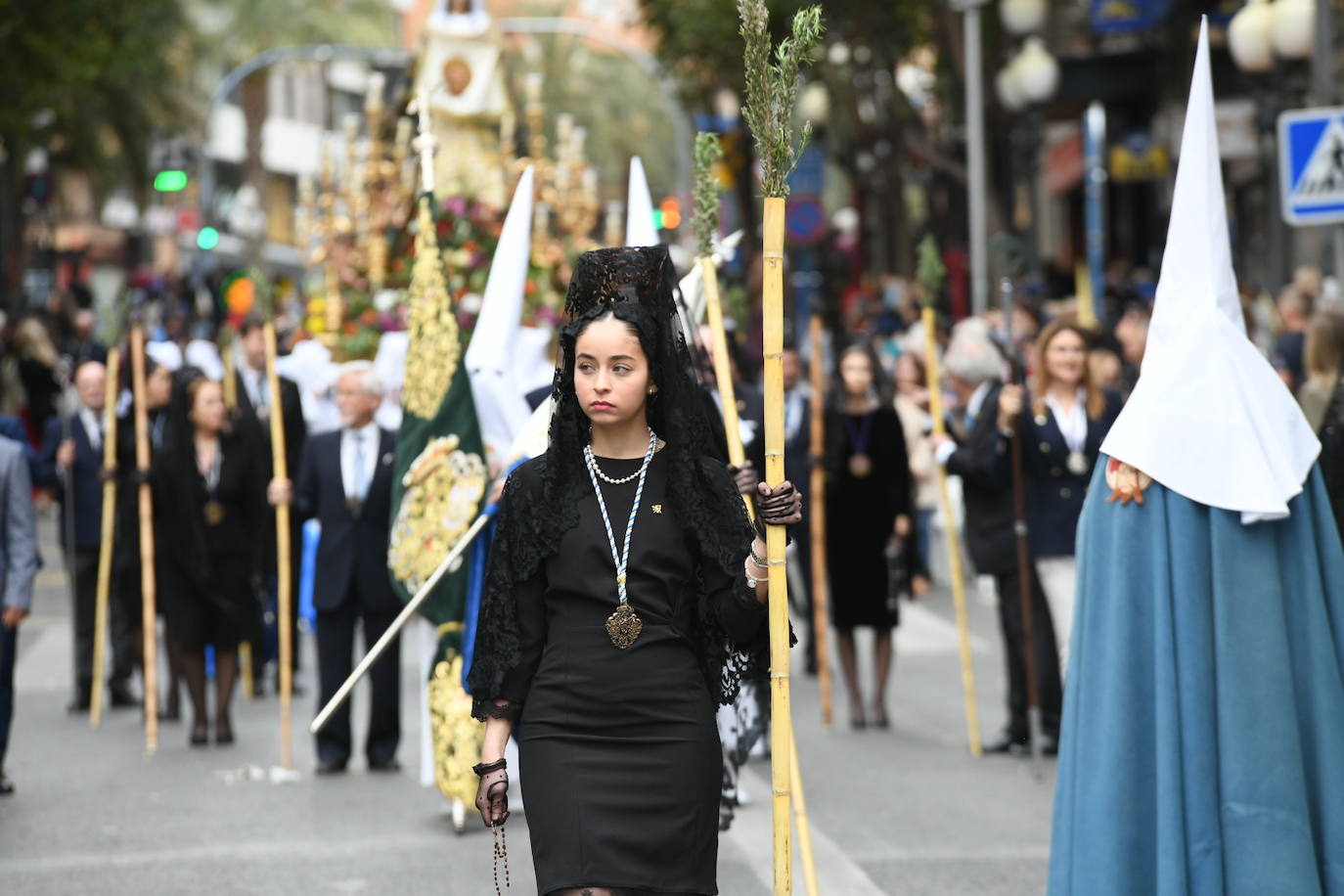 Palmas, ramas de olivo y los primeros pasos abren la carrera oficial de la Semana Santa alicantina