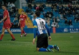 Nico Espinosa se lamenta después de una ocasión fallada ante el Terrassa.