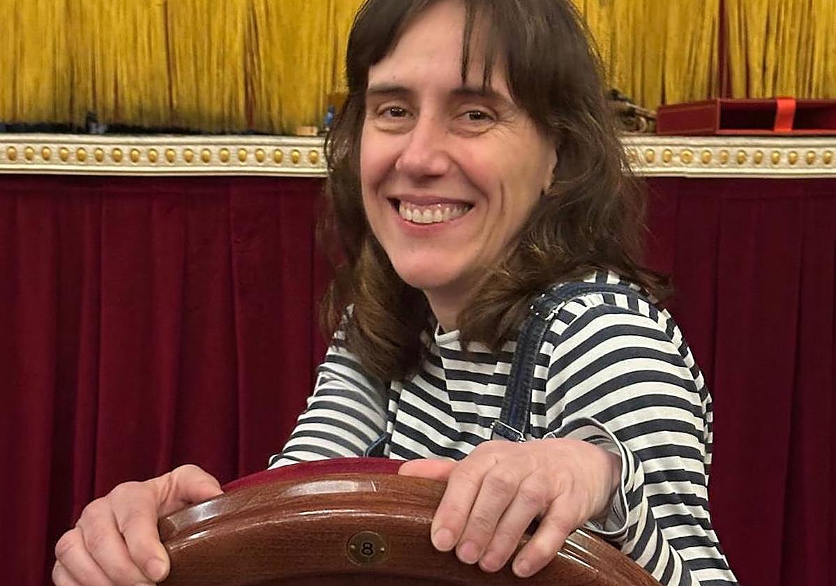 Ana Zamora, sentada en la butaca que lleva su nombre en Villena.