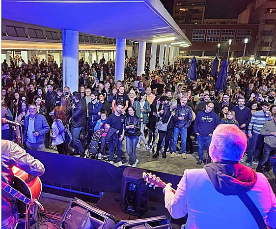 Un instante del concierto que se realizó en la plaza Séneca.