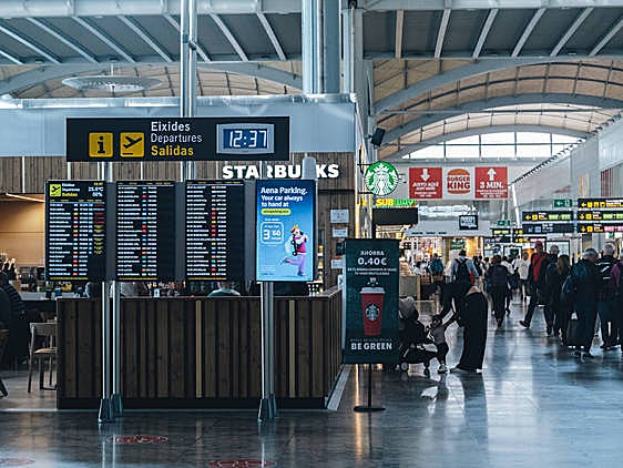 Pasajeros en el aeropuerto de Alicante-Elche.