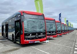 Autobuses presentados en la terminal de cruceros del Puerto de Alicante.