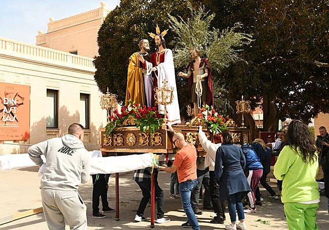 Montaje del paso del Prendimiento en los jardines del Marq.