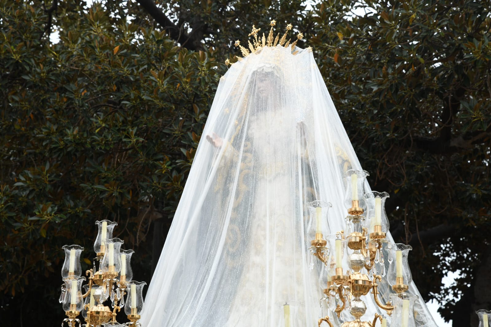 El Lunes Santo de Alicante se llena de lágrimas por la lluvia
