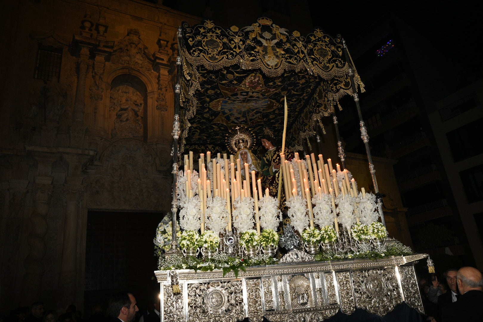 Alicante se rinde de rodillas ante el Cristo del Mar