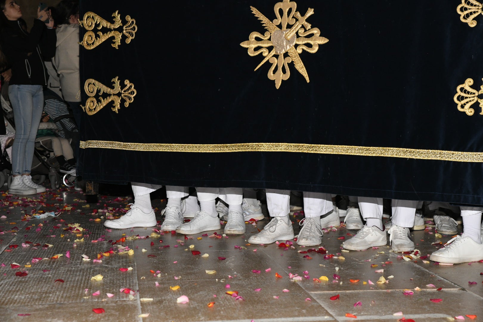 Alicante se rinde de rodillas ante el Cristo del Mar