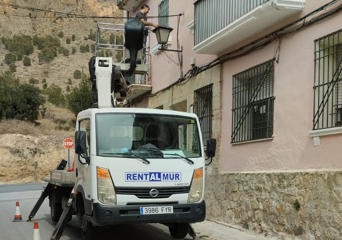 Reparación de las farolas averiadas en Orihuela.