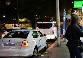 Taxis en la parada de plaza de España de Alicante.