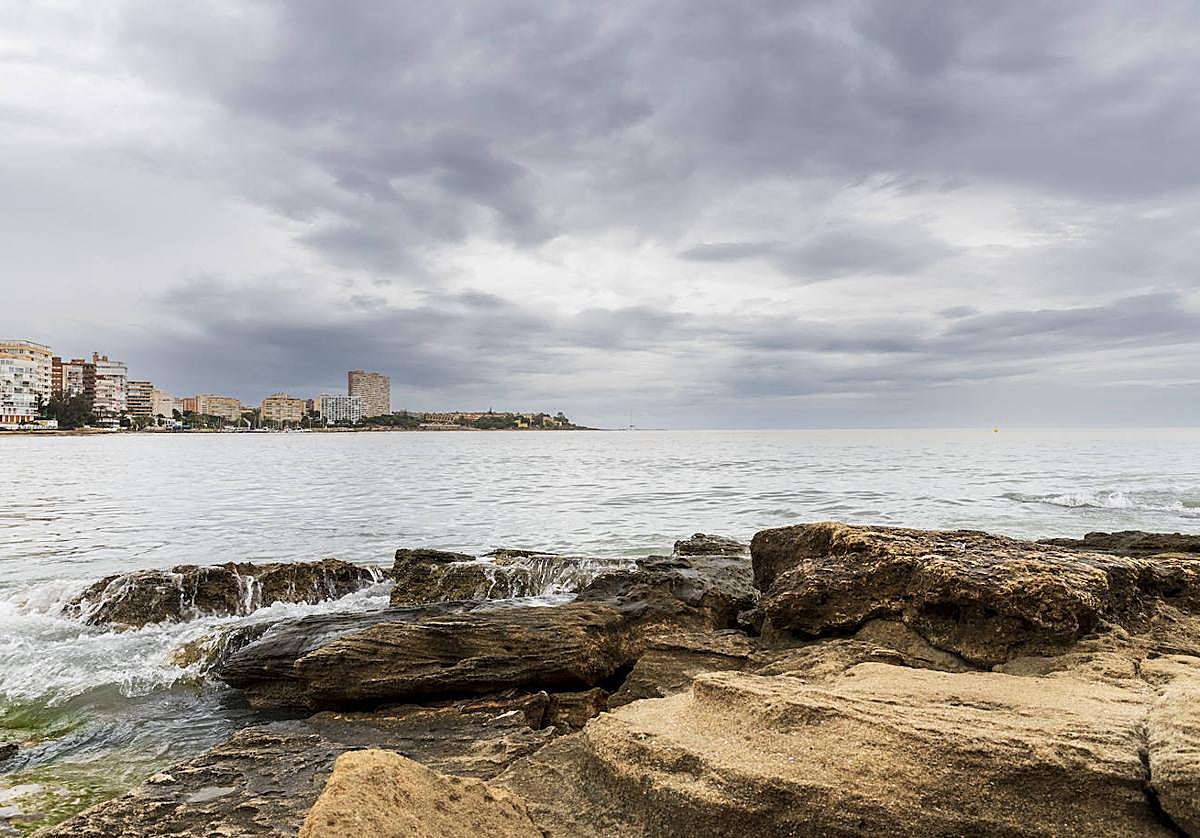 Las nubes amenazan la playa de la albufereta en una imagen de archivo.
