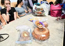 Un grupo celebra el día de la Mona en el Castillo de Santa Bárbara.