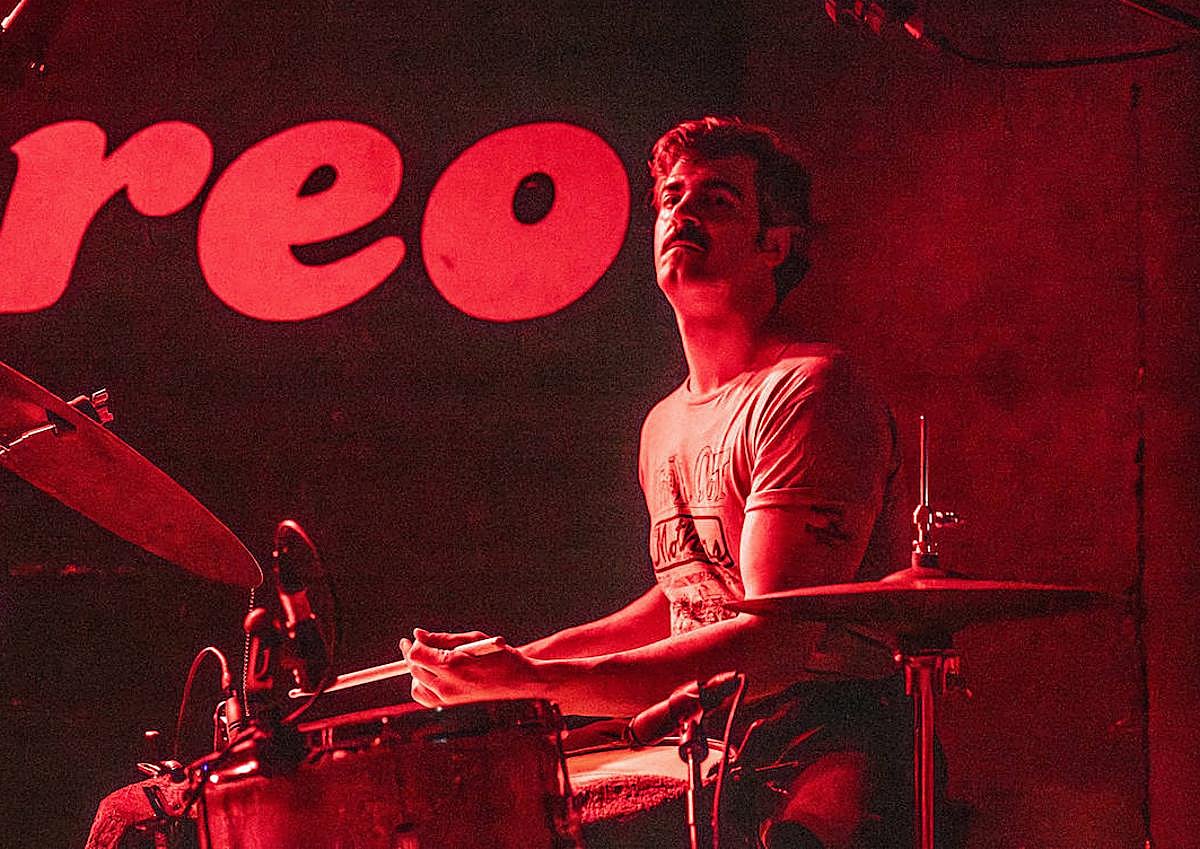 Imagen secundaria 1 - Diferentes instantáneas de la actuación de Guadalupe Plata en Alicante.