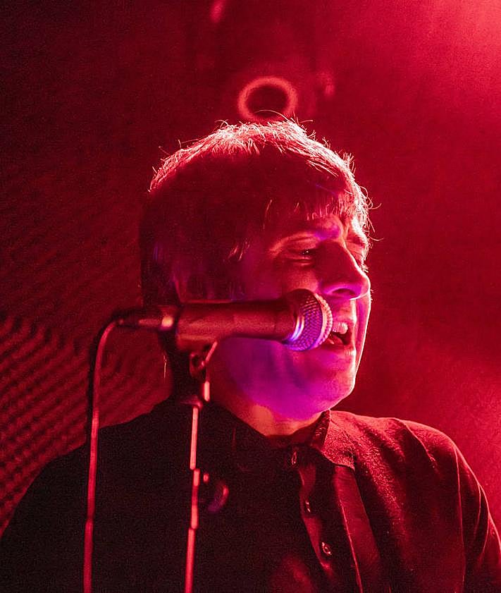 Imagen secundaria 2 - Diferentes instantáneas de la actuación de Guadalupe Plata en Alicante.