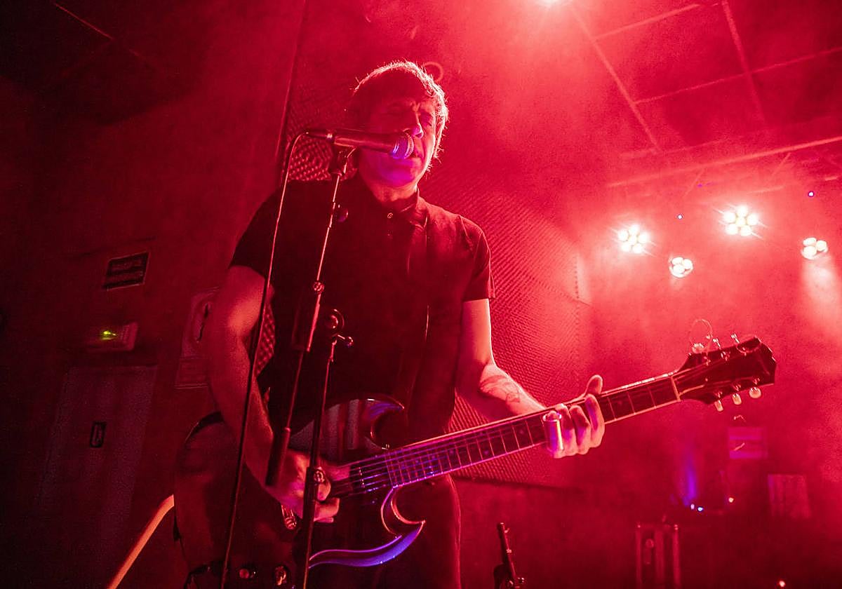 El guitarrista de Guadalupe Plata, Pedro de Dios Barceló, sobre las tablas de la Stereo de Alicante.