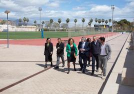 La vicerrectora Cata Iliescu muestra las instalaciones deportivas del campus al CSD.