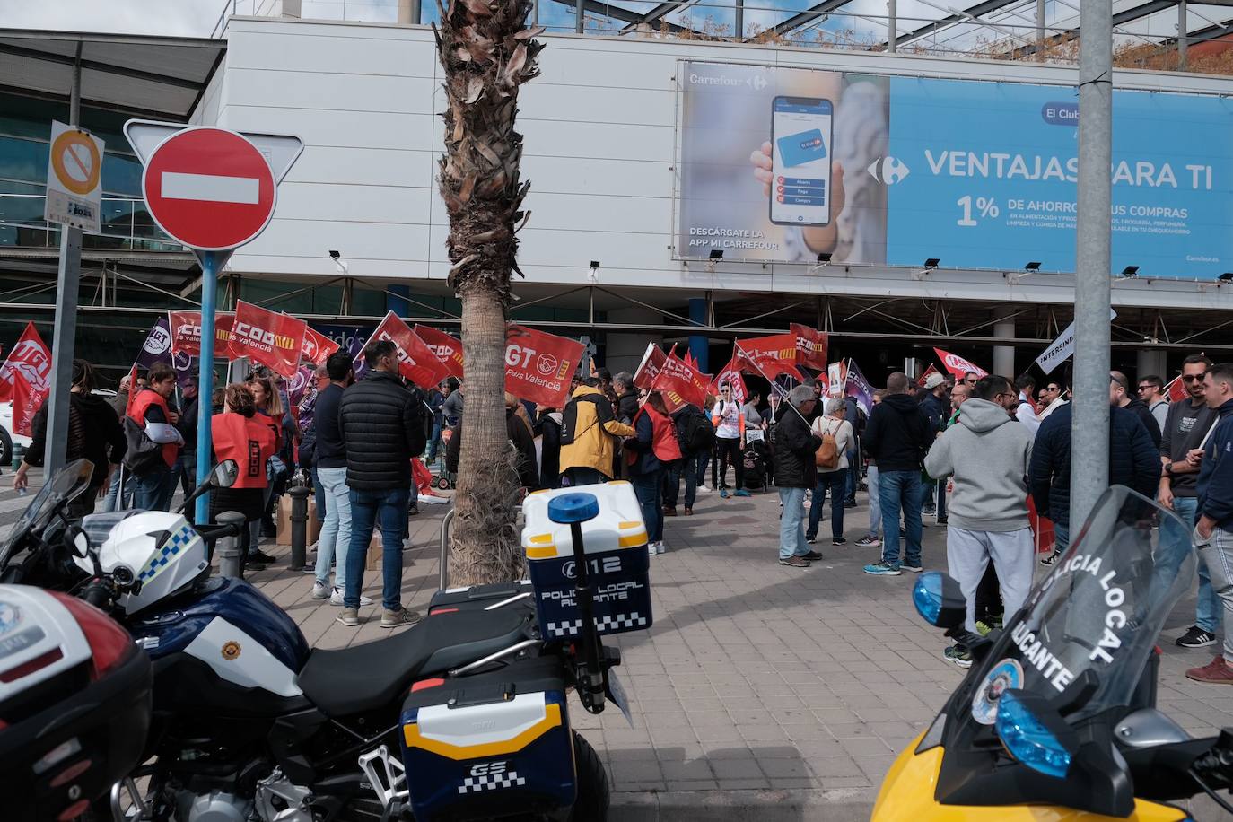 Los trabajadores de las ITV alicantinas sacan a pasear al &#039;Cristo de la equiparación&#039; frente a Industria