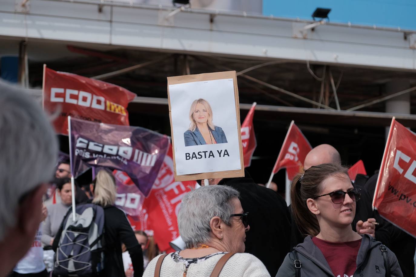 Los trabajadores de las ITV alicantinas sacan a pasear al &#039;Cristo de la equiparación&#039; frente a Industria