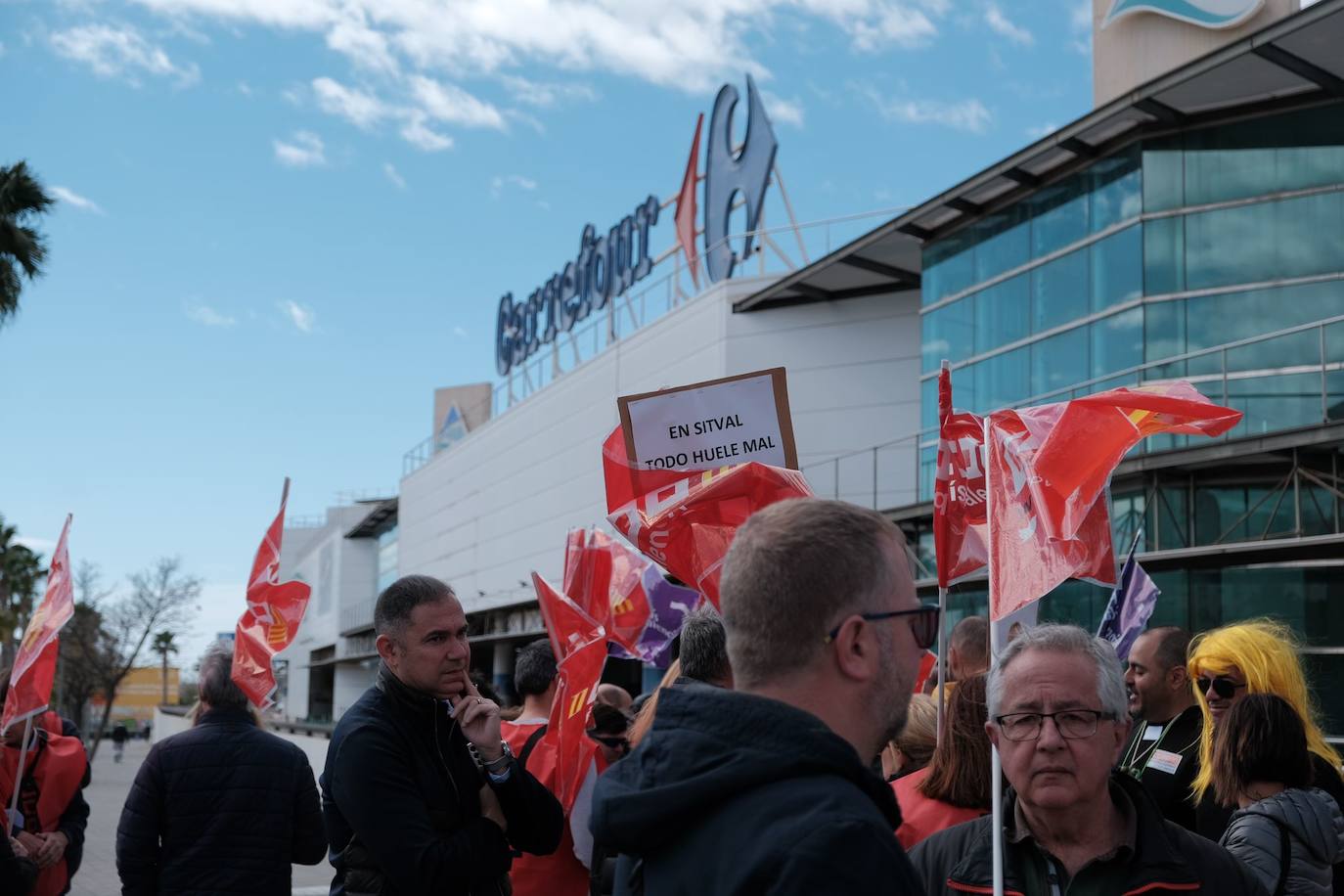 Los trabajadores de las ITV alicantinas sacan a pasear al &#039;Cristo de la equiparación&#039; frente a Industria