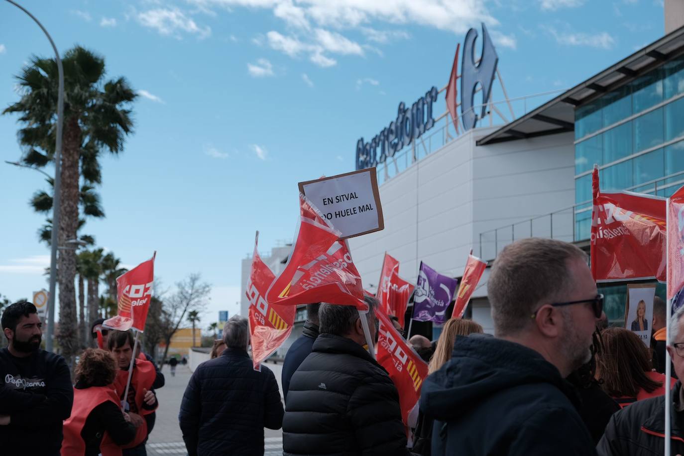 Los trabajadores de las ITV alicantinas sacan a pasear al &#039;Cristo de la equiparación&#039; frente a Industria