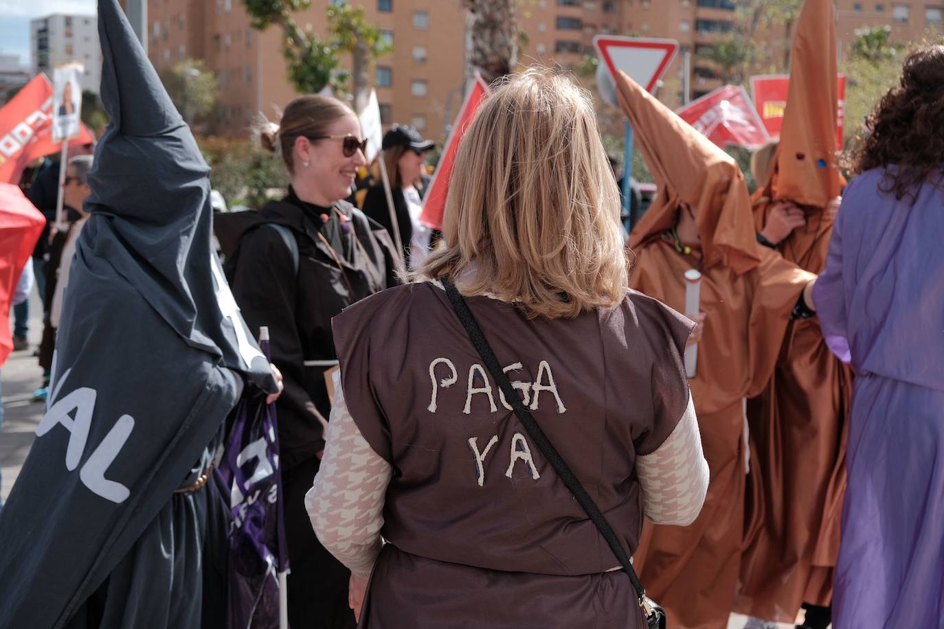 Los trabajadores de las ITV alicantinas sacan a pasear al &#039;Cristo de la equiparación&#039; frente a Industria