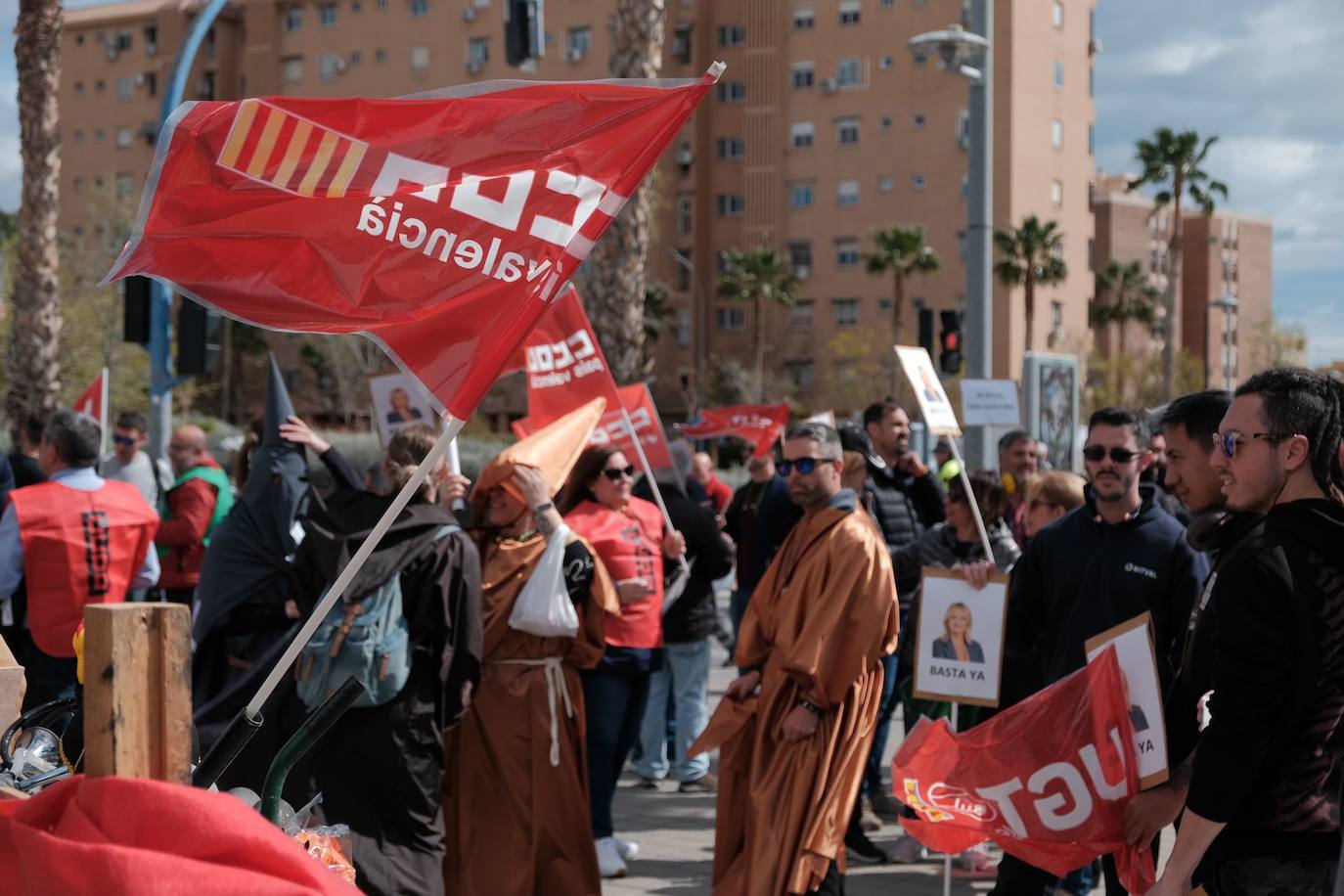 Los trabajadores de las ITV alicantinas sacan a pasear al &#039;Cristo de la equiparación&#039; frente a Industria