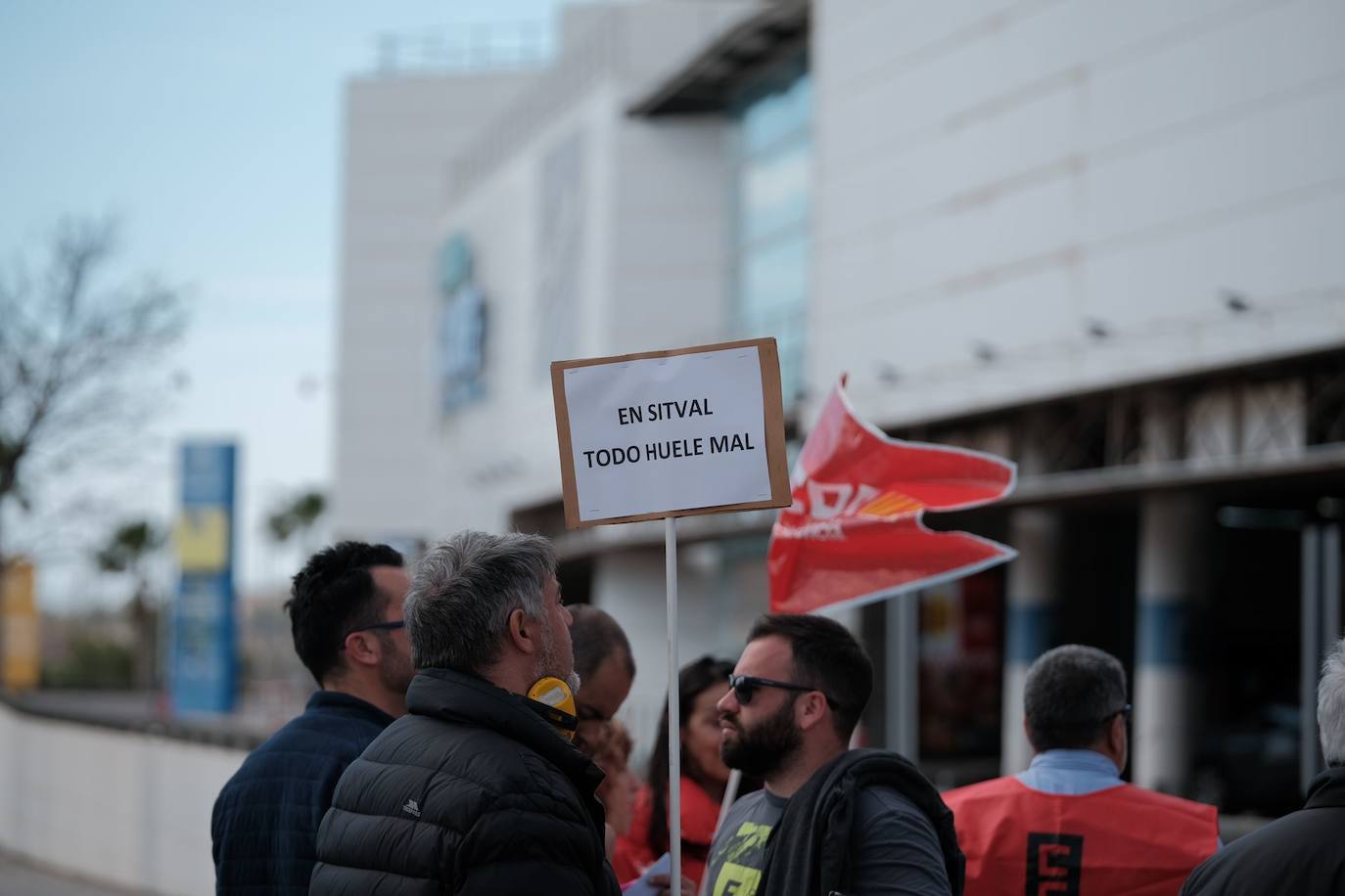 Los trabajadores de las ITV alicantinas sacan a pasear al &#039;Cristo de la equiparación&#039; frente a Industria