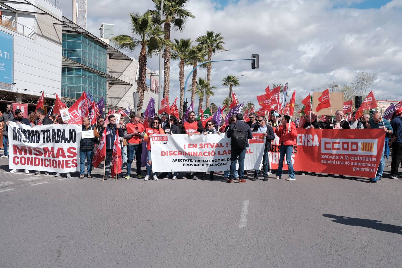 Los trabajadores de las ITV alicantinas sacan a pasear al &#039;Cristo de la equiparación&#039; frente a Industria