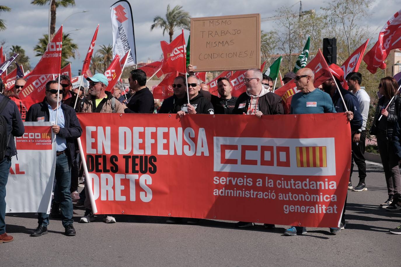 Los trabajadores de las ITV alicantinas sacan a pasear al &#039;Cristo de la equiparación&#039; frente a Industria