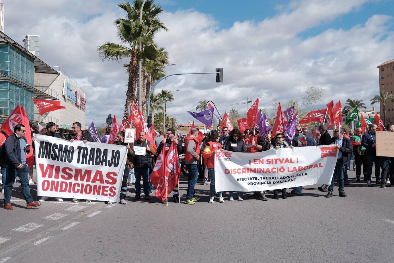 Los trabajadores de las ITV alicantinas sacan a pasear al &#039;Cristo de la equiparación&#039; frente a Industria