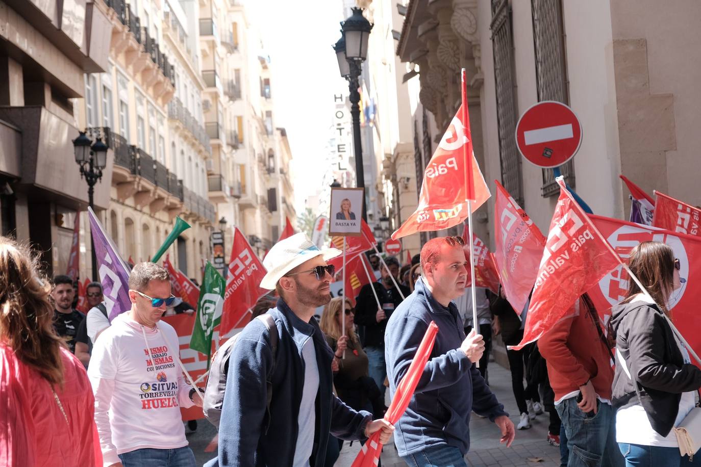 Los trabajadores de las ITV alicantinas sacan a pasear al &#039;Cristo de la equiparación&#039; frente a Industria
