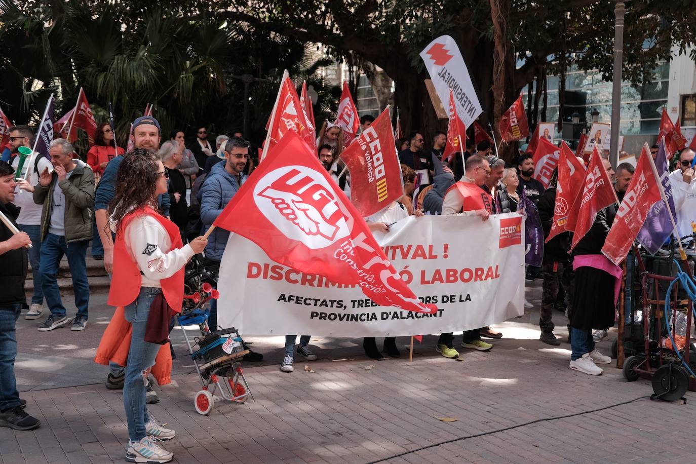 Los trabajadores de las ITV alicantinas sacan a pasear al &#039;Cristo de la equiparación&#039; frente a Industria