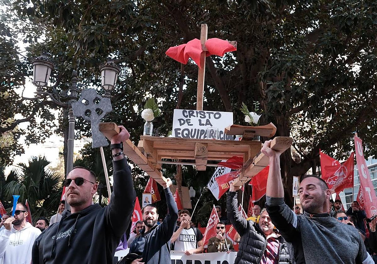 Los trabajadores de las ITV alicantinas sacan a pasear al &#039;Cristo de la equiparación&#039; frente a Industria