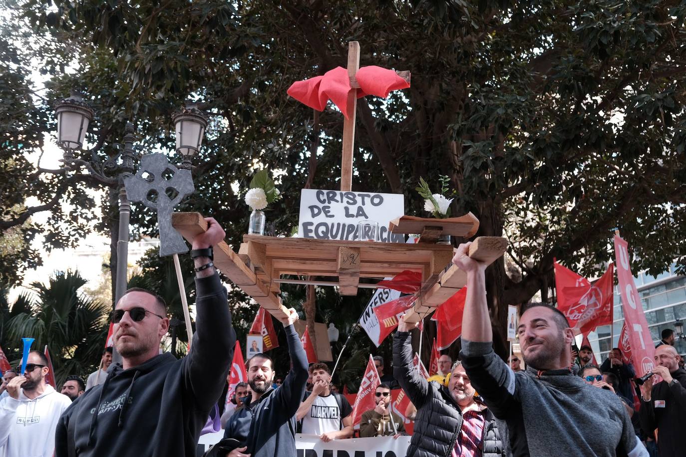 Los trabajadores de las ITV alicantinas sacan a pasear al &#039;Cristo de la equiparación&#039; frente a Industria