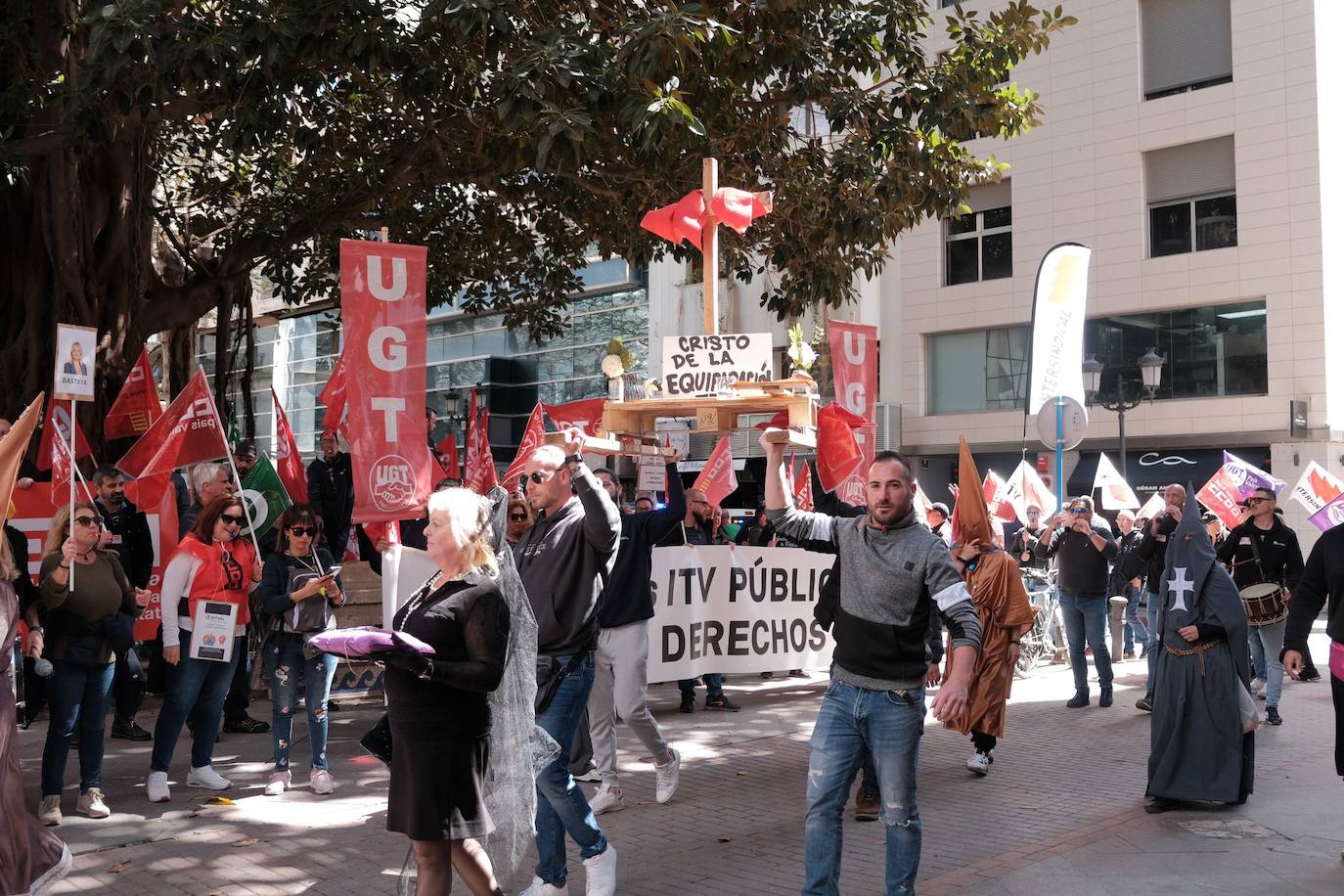 Los trabajadores de las ITV alicantinas sacan a pasear al &#039;Cristo de la equiparación&#039; frente a Industria