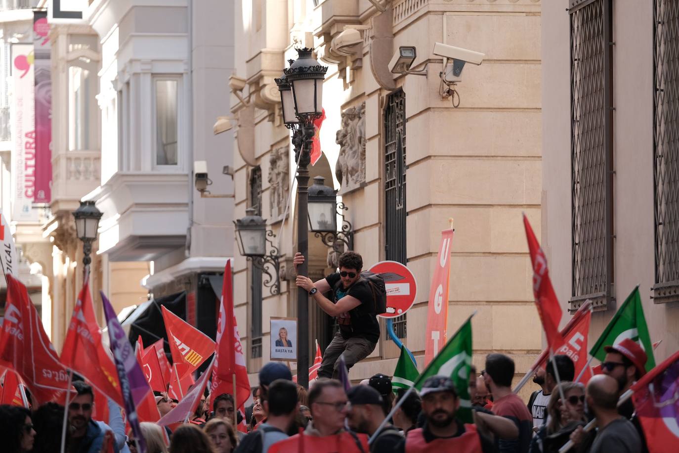 Los trabajadores de las ITV alicantinas sacan a pasear al &#039;Cristo de la equiparación&#039; frente a Industria