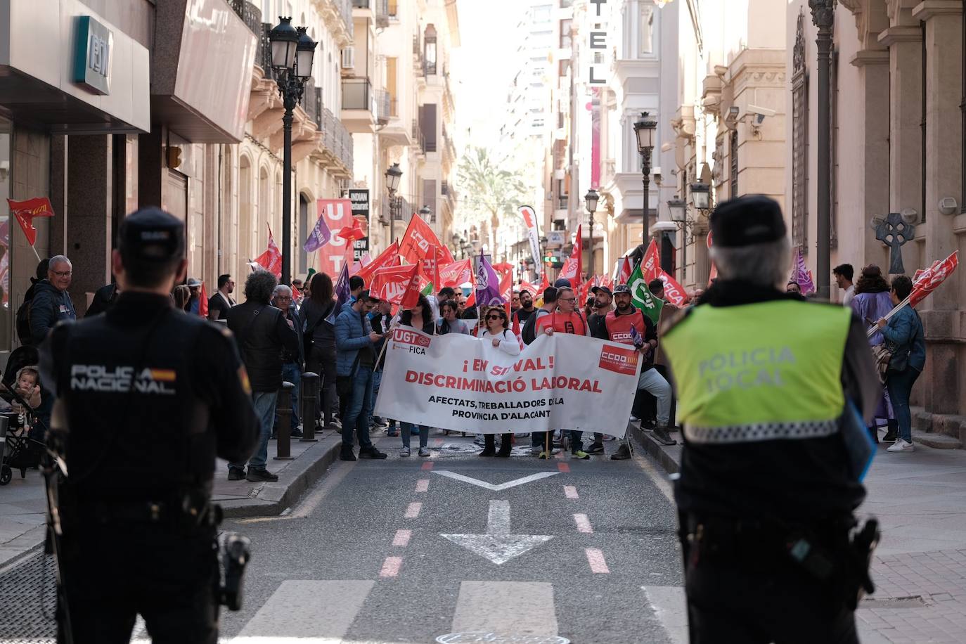 Los trabajadores de las ITV alicantinas sacan a pasear al &#039;Cristo de la equiparación&#039; frente a Industria