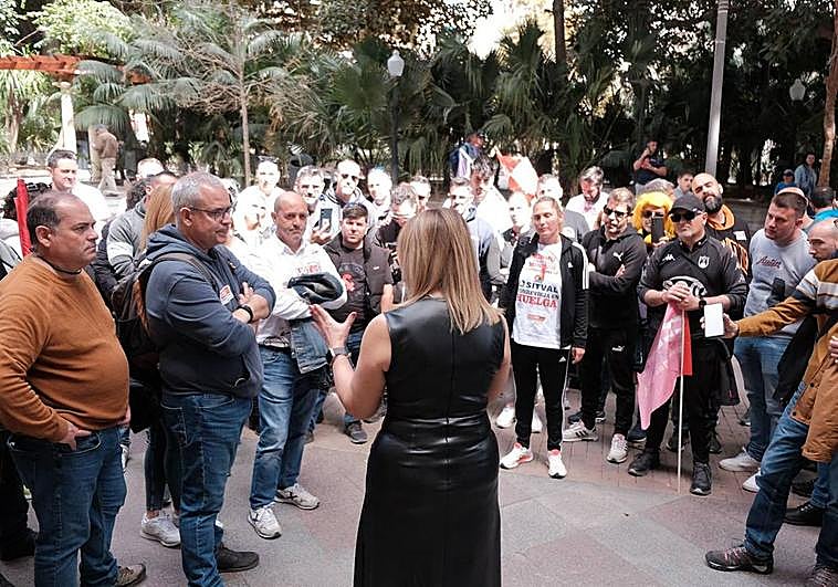 Nuria Montes dialoga con los trabajadores de las ITV.