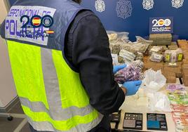 Un policía revisa los materiales incautados.