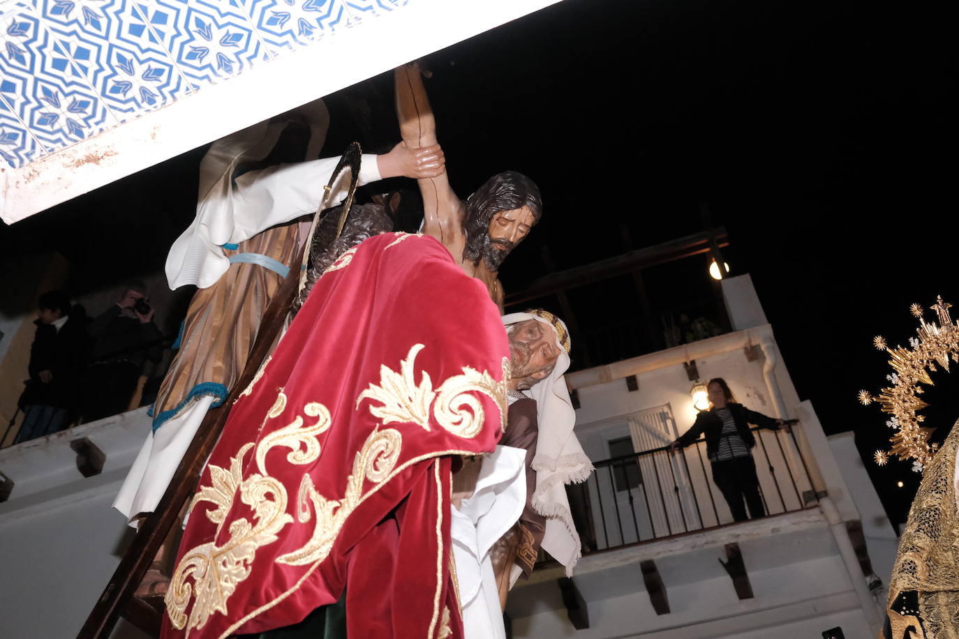 Así ha sido la impresionante bajada de los tronos de Santa Cruz en Alicante