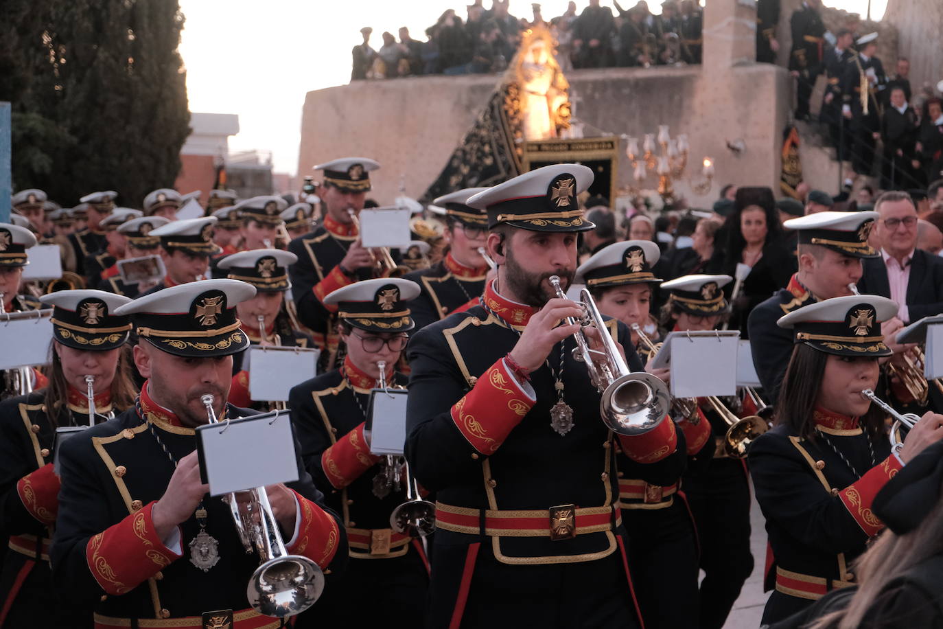 Así ha sido la impresionante bajada de los tronos de Santa Cruz en Alicante
