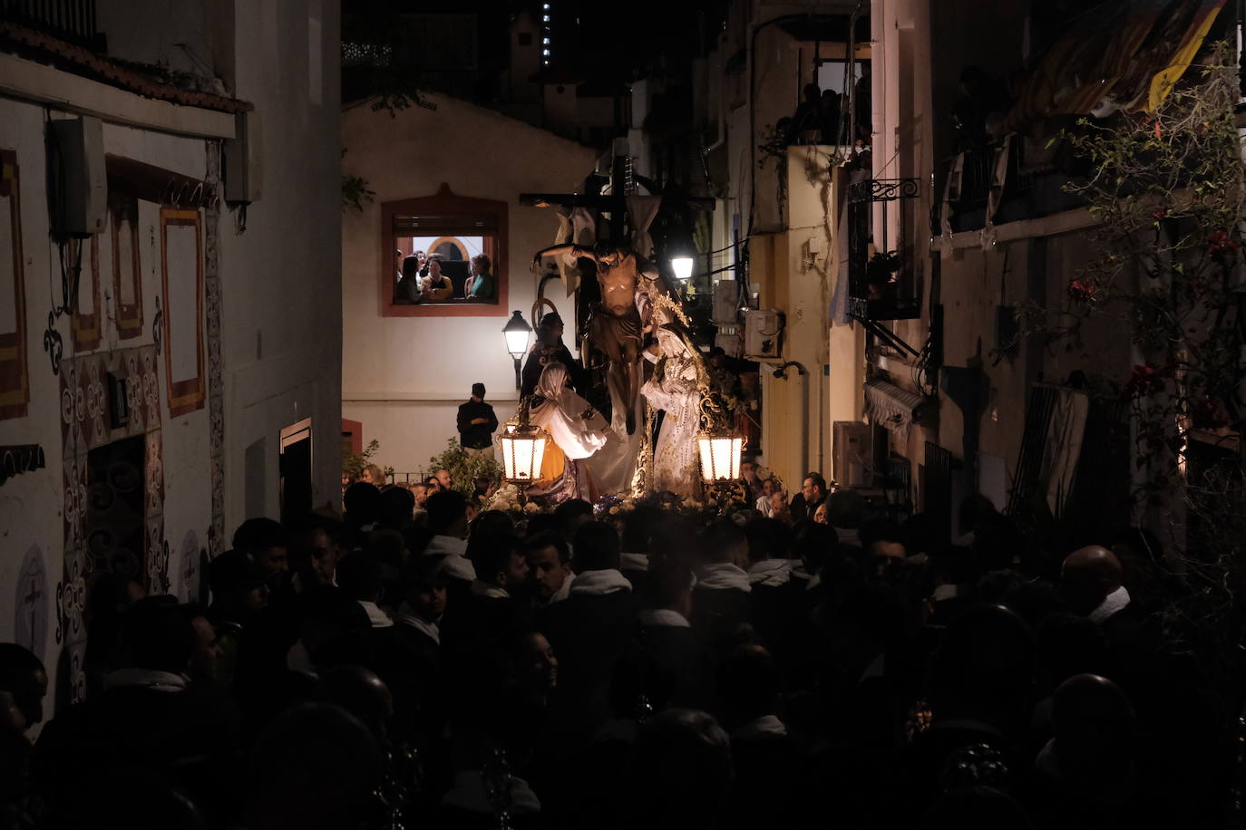 Así ha sido la impresionante bajada de los tronos de Santa Cruz en Alicante