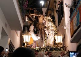 Así ha sido la impresionante bajada de los tronos de Santa Cruz en Alicante