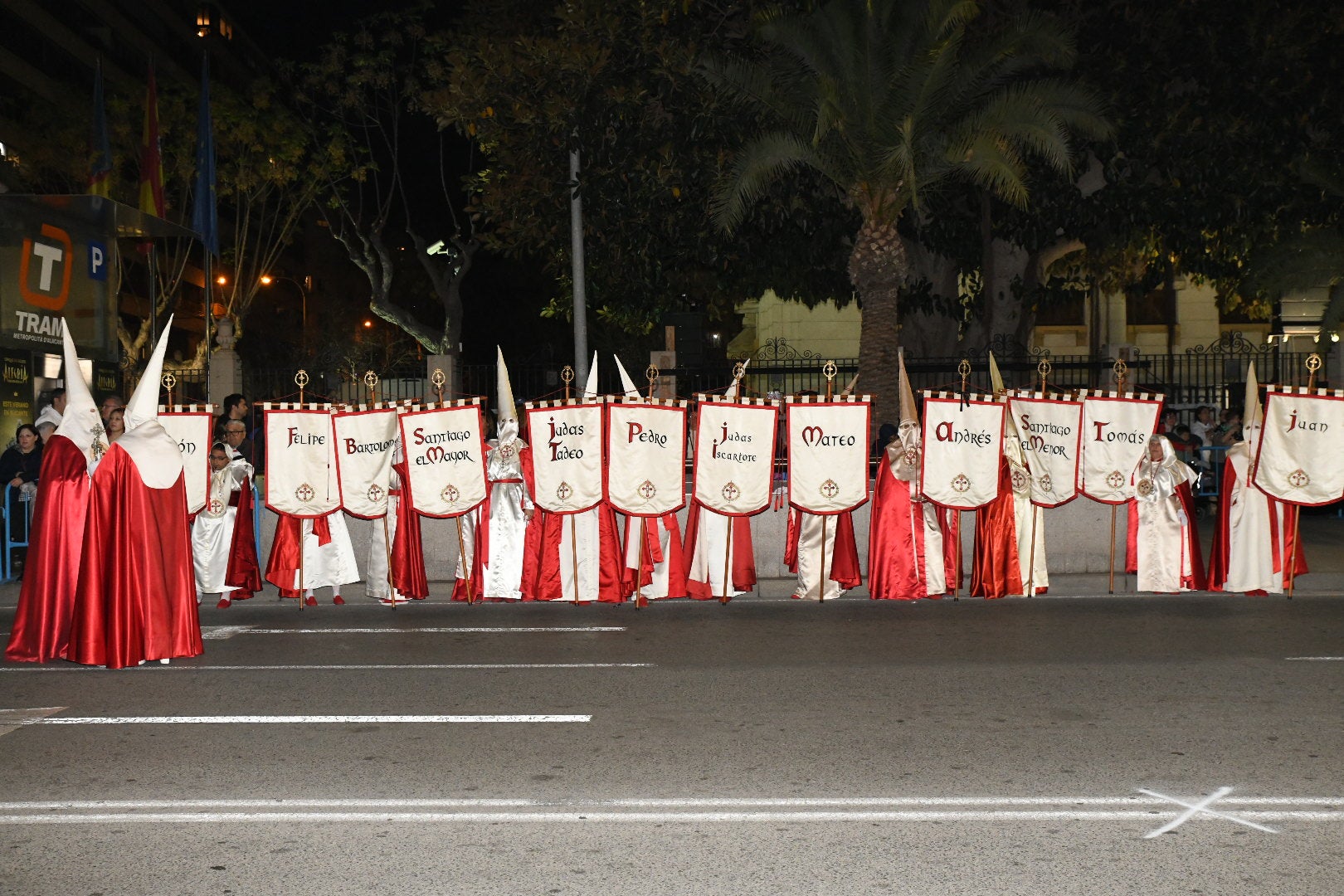 La impresionante Santa Cena procesiona por las calles de Alicante