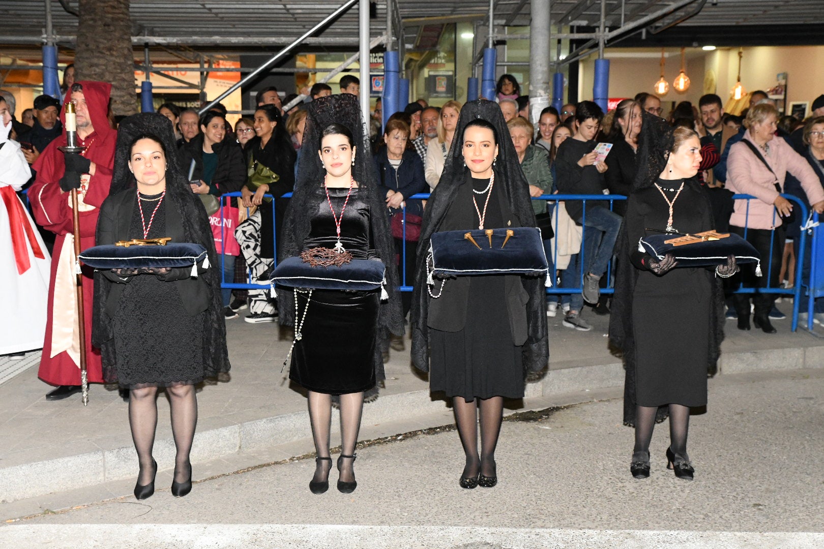 La impresionante Santa Cena procesiona por las calles de Alicante