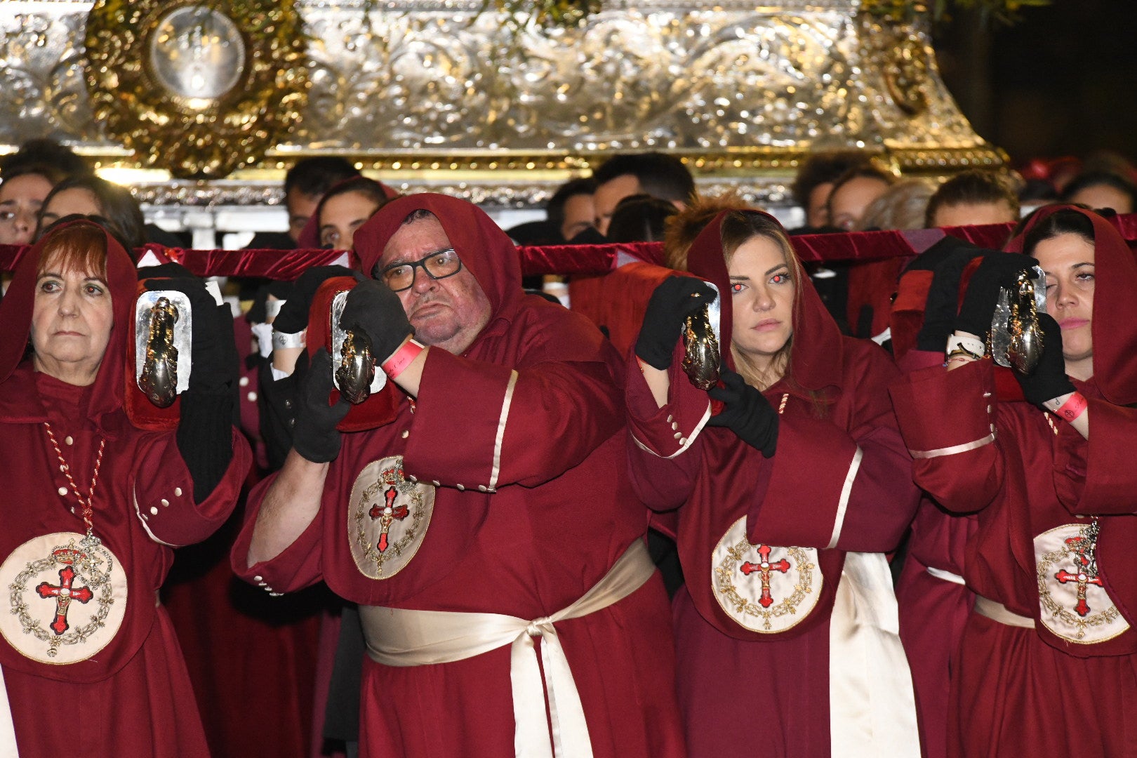 La impresionante Santa Cena procesiona por las calles de Alicante