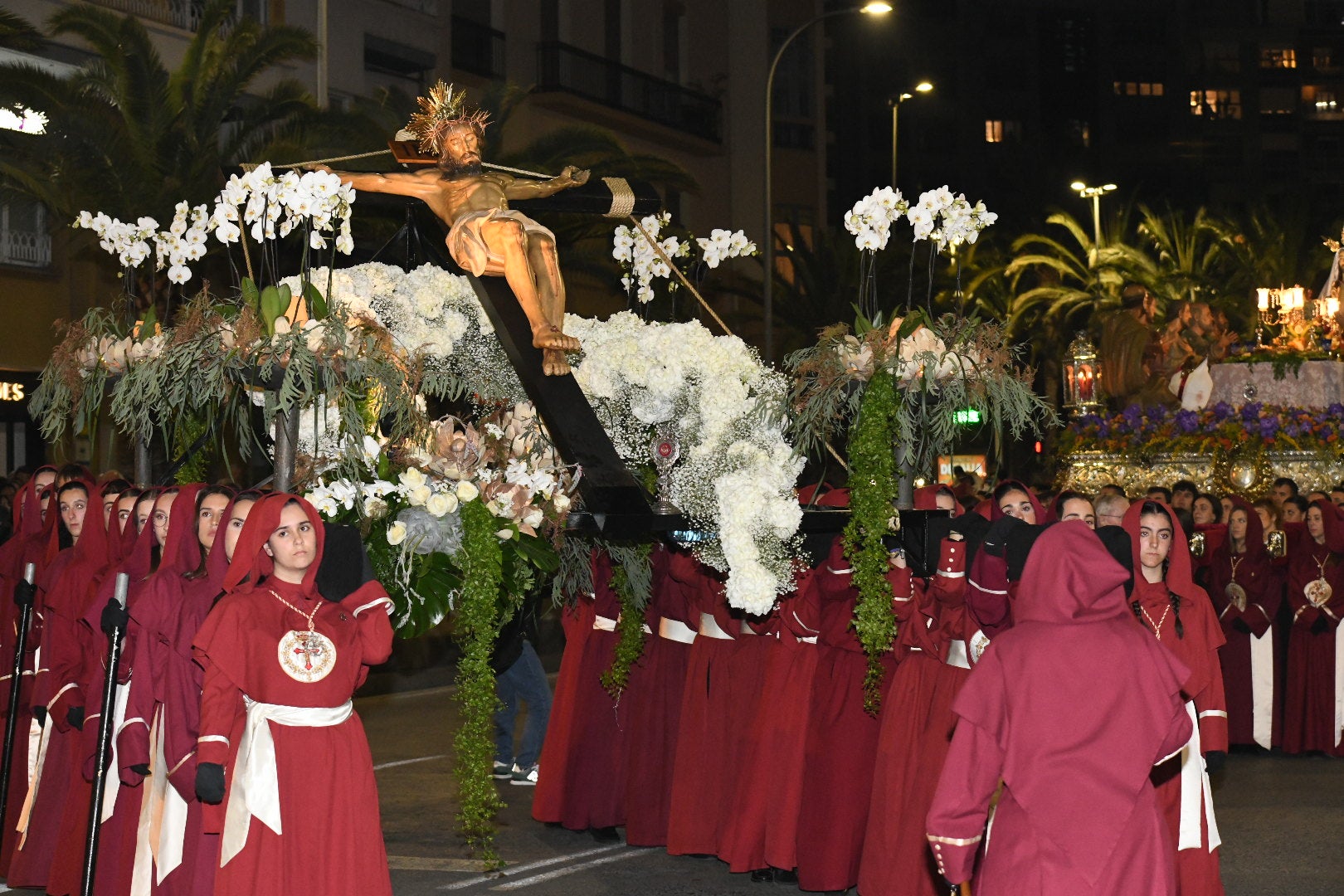 La impresionante Santa Cena procesiona por las calles de Alicante