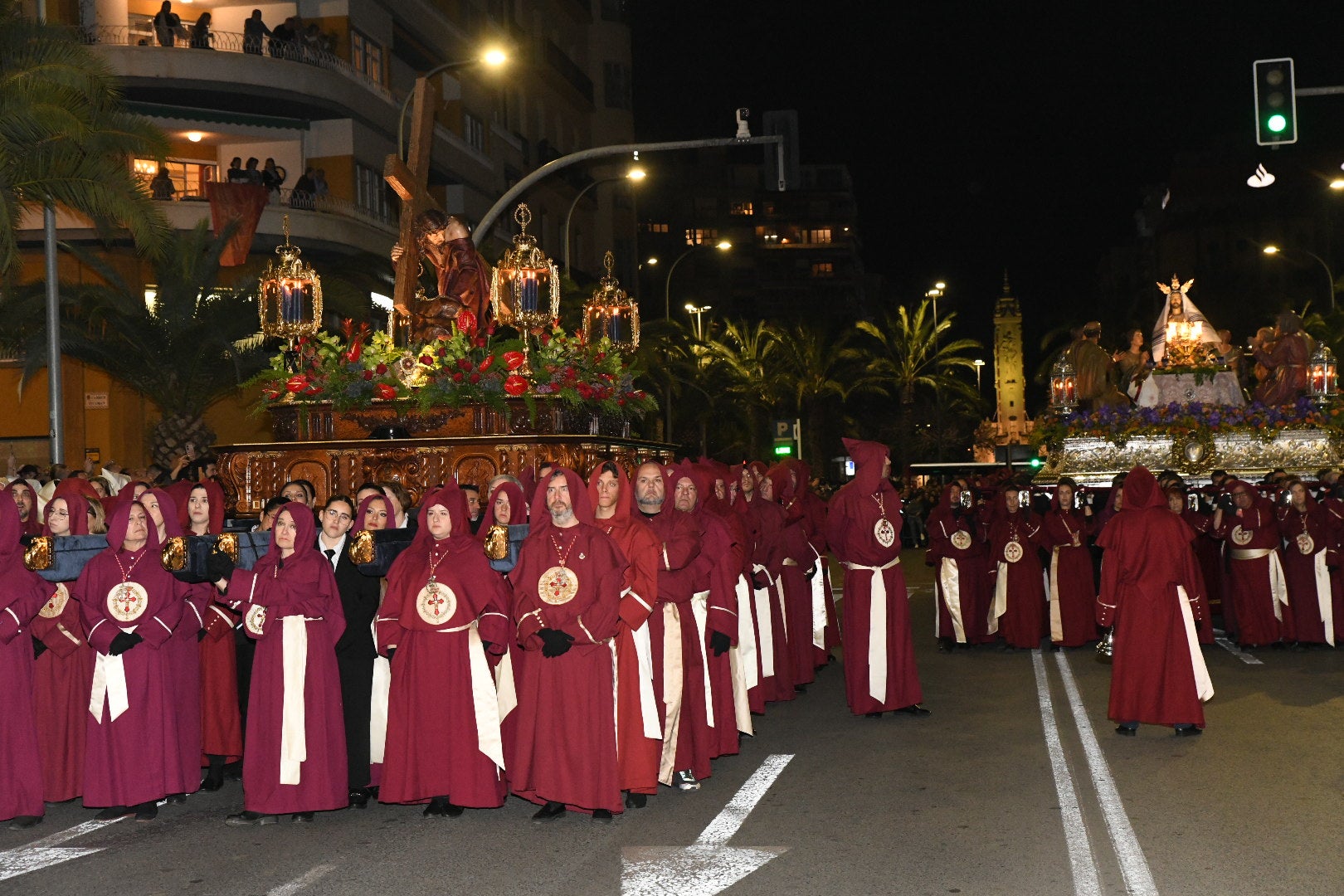 La impresionante Santa Cena procesiona por las calles de Alicante