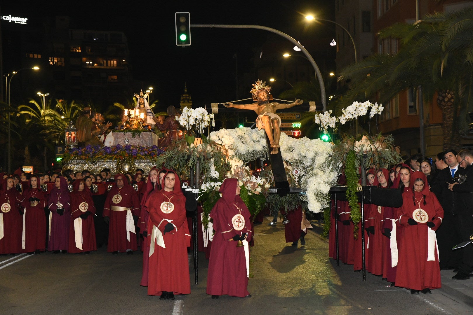 La impresionante Santa Cena procesiona por las calles de Alicante