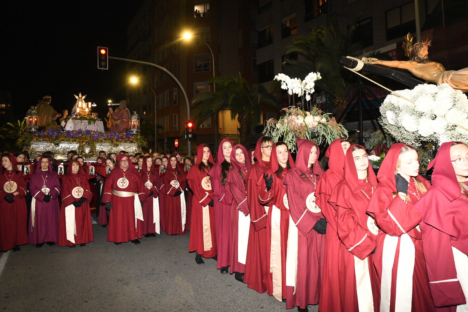 La impresionante Santa Cena procesiona por las calles de Alicante