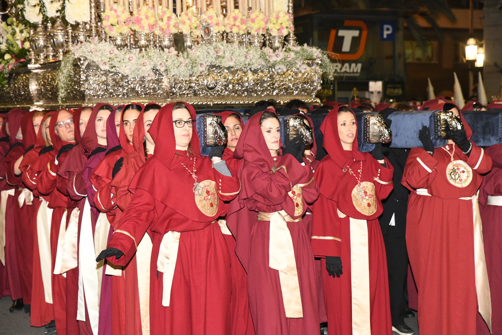 La impresionante Santa Cena procesiona por las calles de Alicante